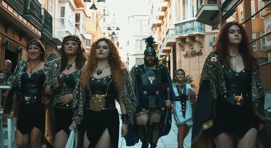 Guerreras y guerreros desfilando por la calle