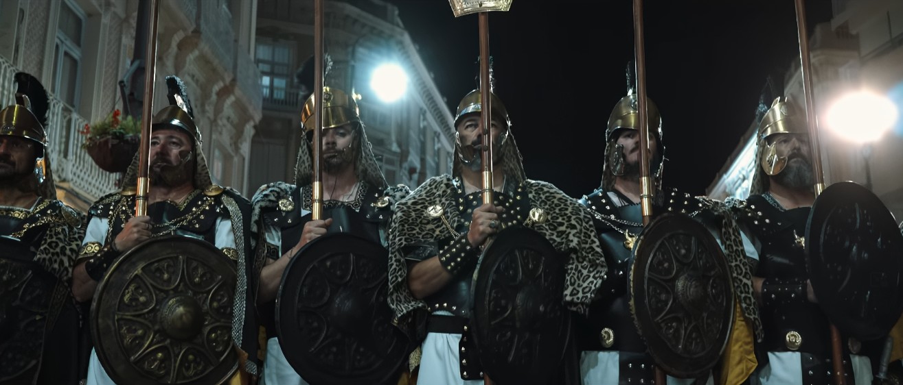 Guerreros de las Tropas de Magón desfilando de noche